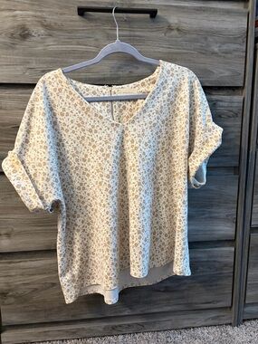 MELLODAY Cream Floral V-Neck Rolled Sleeve Blouse